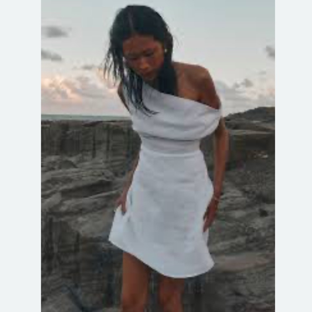 DISSH Elegant One-Shoulder White Dress